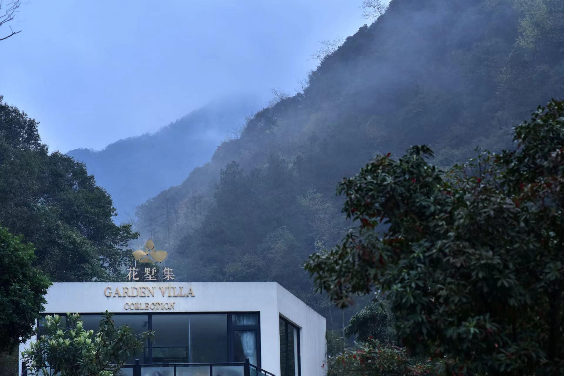 花墅集山谷与白色建筑的历史照片